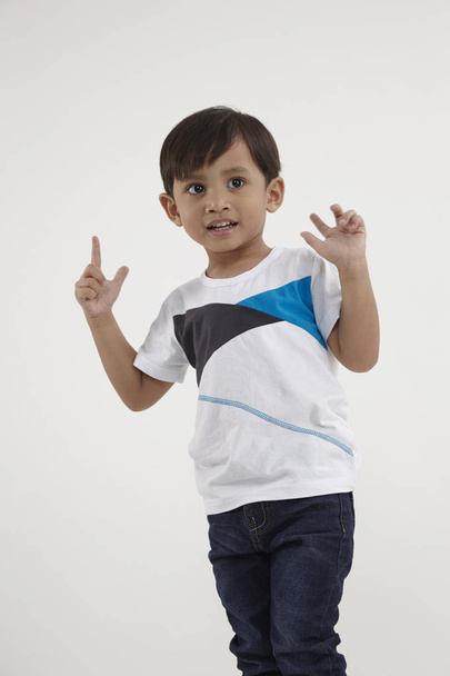 nízký úhel malajského chlapce - Fotografie, Obrázek