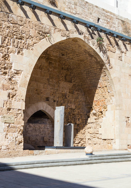 Fragmento dos restos dos muros da fortaleza interior nas ruínas da fortaleza na cidade velha de Acre em Israel
 - Foto, Imagem