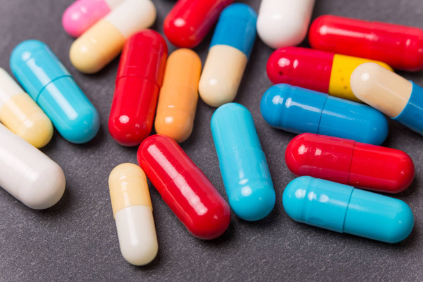 verschiedene Tabletten Pillen Kapselhaufen Mix Therapiemedikamente - Foto, Bild