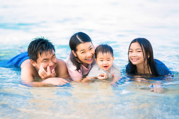 Famille asiatique avec des vacances sur la plage et concept d'été
 - Photo, image