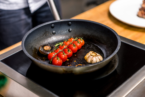обрезанное изображение жареных овощей от шеф-повара
  - Фото, изображение