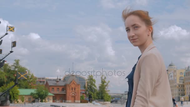Νεαρή γυναίκα ψάχνει στο ιστορικό τμήμα της πόλης - Πλάνα, βίντεο