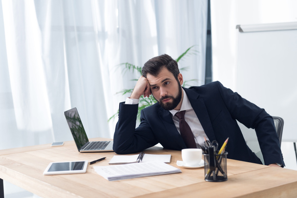 retrato del hombre de negocios cansado sentado en el lugar de trabajo en la oficina
 - Foto, Imagen