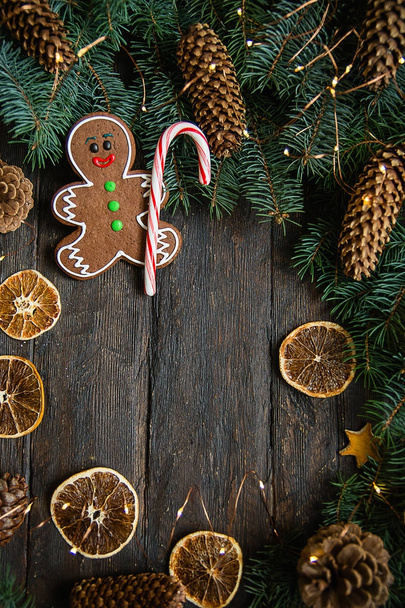Χριστούγεννα μελόψωμο άνθρωπος με καραμέλα από ζαχαροκάλαμο - Φωτογραφία, εικόνα