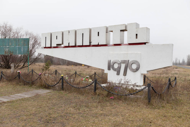 Señal de carretera conmemorativa cerca de la ciudad de Pripyat, Ucrania
. - Foto, imagen