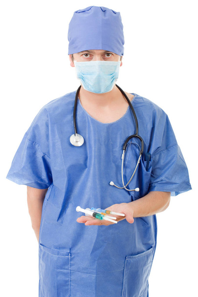 Beyaz arka plan üzerinde izole bir şırınga ile hastane doktor - Fotoğraf, Görsel
