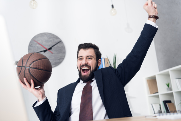 excited businessman with basketball ball at workplace in office - Foto, Imagem