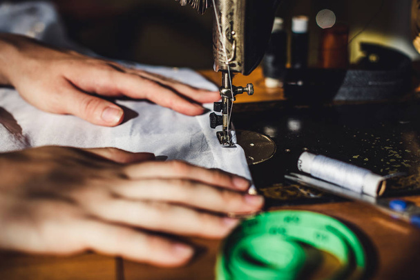máquina de coser y manos de mujer
 - Foto, imagen