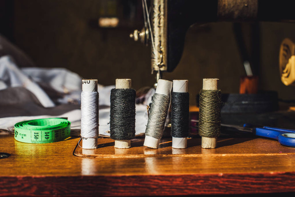 bobinas de fio de algodão para costura
 - Foto, Imagem
