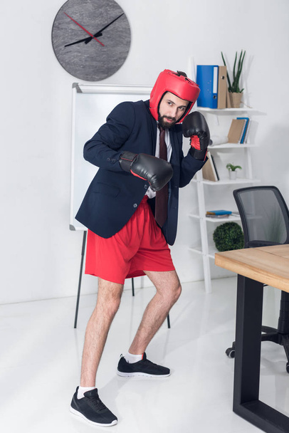 fiatal üzletember Boxkiegészítők és öltöny zakó hivatalban - Fotó, kép