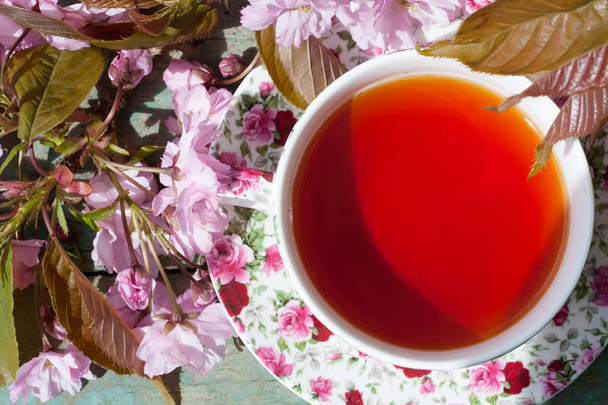 Bella tazza da tè vintage con fiori di ciliegio giapponesi, scattata dall'alto
. - Foto, immagini