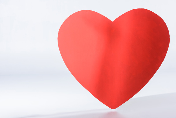 simple signo de corazón rojo en blanco
 - Foto, Imagen