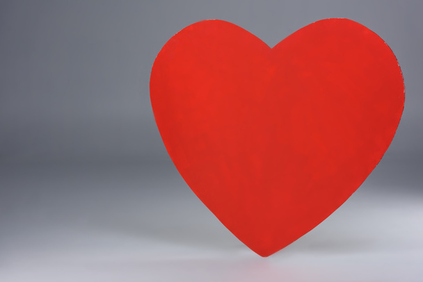 semplice segno del cuore rosso su grigio
 - Foto, immagini