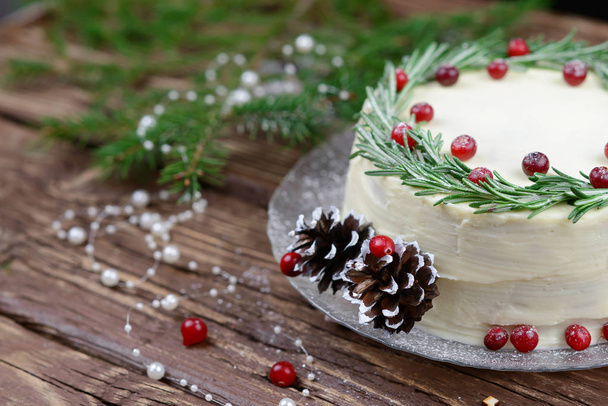Christmas Cake with white chocolate, rosemary and cranberry - Zdjęcie, obraz