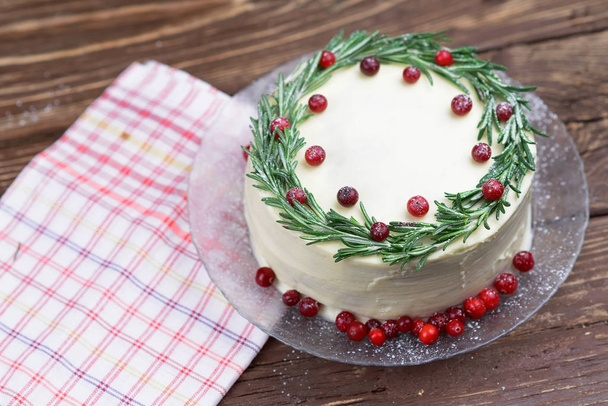 Cake with white chocolate, rosemary and cranberry - Fotoğraf, Görsel