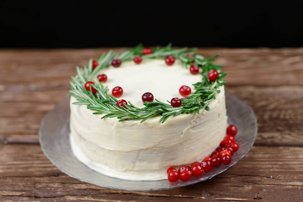 Cake with white chocolate, rosemary and cranberry - Foto, imagen