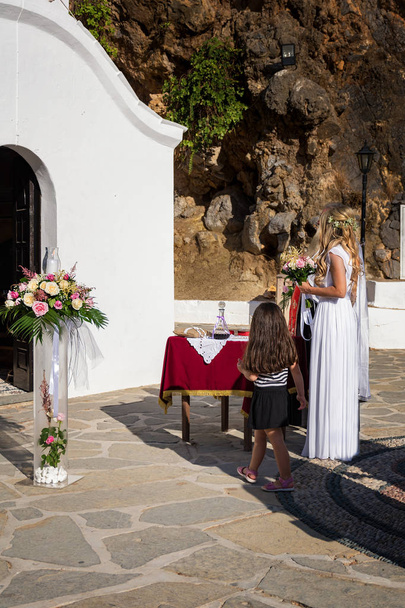 Sposa in abito da sposa bianco davanti alla cappella pronta per la ceremo
 - Foto, immagini