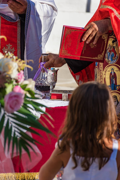 Kapłani podczas ceremonii ślubnej w St. Paul´s bay na wyspie Rodos, Gr - Zdjęcie, obraz