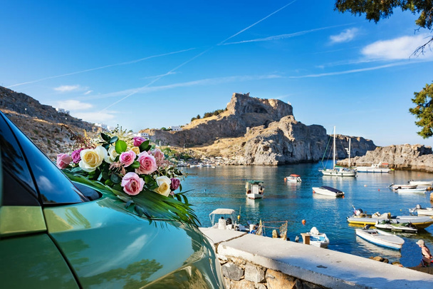 Svatební květiny na kapotu auta v St. Paul´s bay na ostrově Rhodos, Řecko - Fotografie, Obrázek
