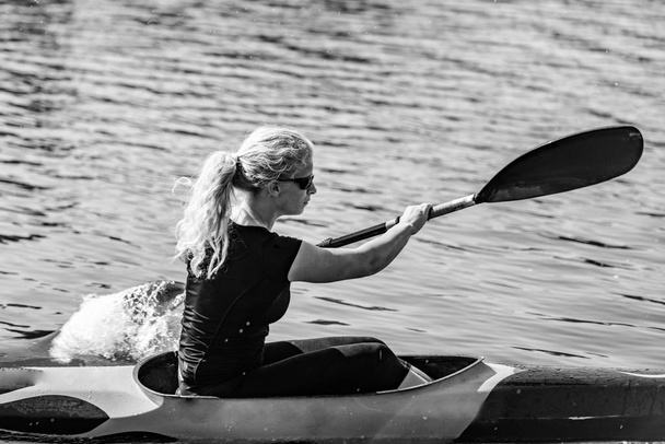 女性カヤッカー湖トレーニング - 写真・画像