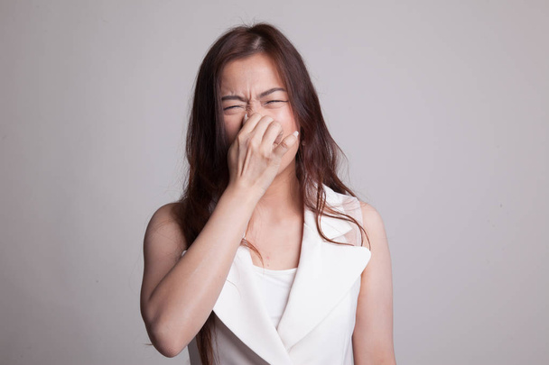 Young Asian woman  holding her nose because of a bad smell. - Foto, immagini