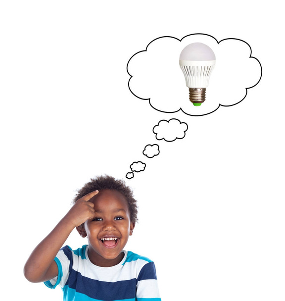 onnellinen ihana afroamerikkalainen pieni poika ajattelee hehkulamppu eristetty valkoisella taustalla
 - Valokuva, kuva