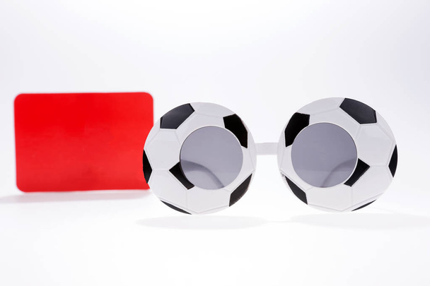 Tarjetas rojas y gafas deportivas de fútbol aisladas sobre fondo blanco
 - Foto, imagen