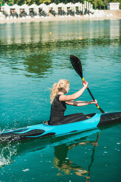  kayak femenino entrenando en el lago
 - Foto, imagen