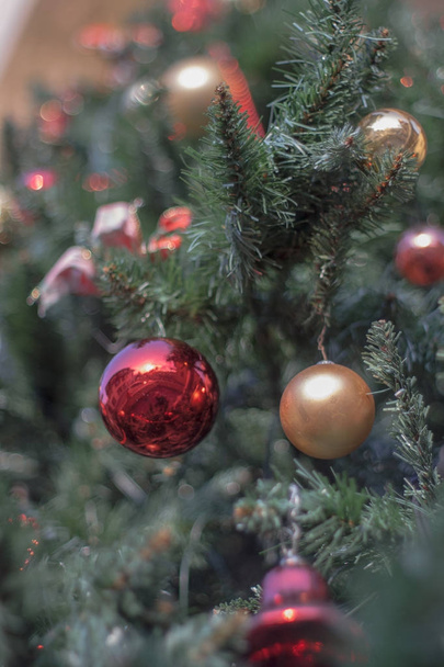 Árvore de Natal de inverno verde com brinquedos e presentes
 - Foto, Imagem