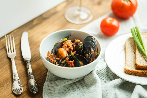 lunch with seafood: mussels with tomatoes - Fotó, kép