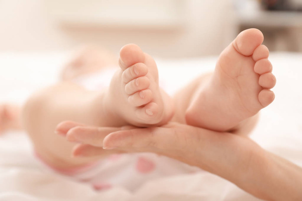 Mother holding her baby's feet - Foto, Imagem