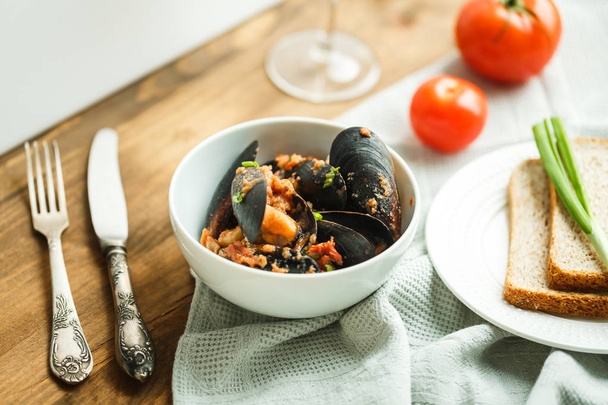 lunch with seafood: mussels with tomatoes - Valokuva, kuva