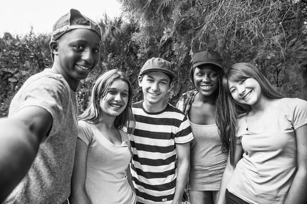 Multiraciale tieners beste vrienden nemen selfie buitenshuis in cit - Foto, afbeelding