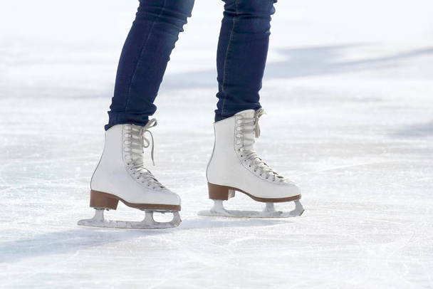 stopy na rolkach dziewczyna, jazda na łyżwach na lodzie rin - Zdjęcie, obraz