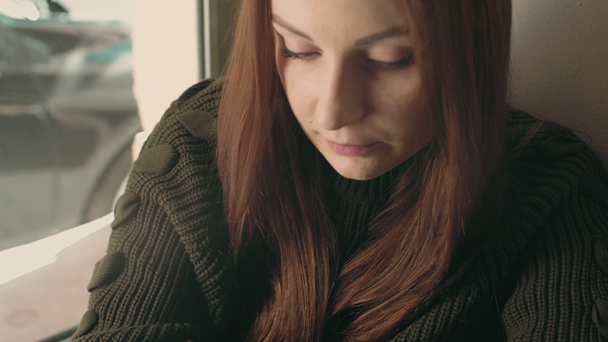 Νεαρή γυναίκα σπουδαστής δουλεύει εξ αποστάσεως στο café - Πλάνα, βίντεο