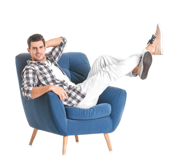 Mies istuu nojatuolissa
  - Valokuva, kuva
