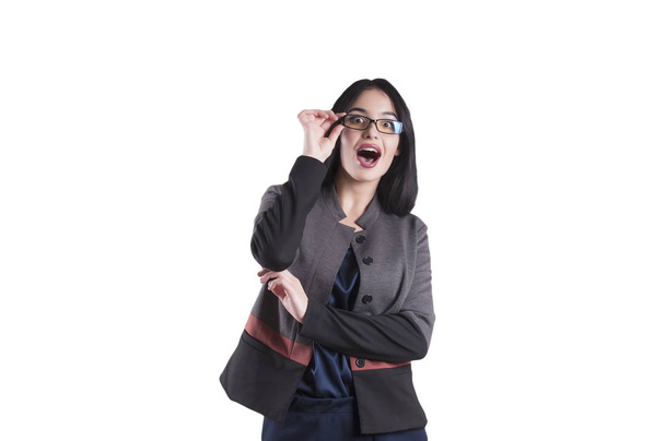 красива молода бізнес-леді в окулярах брюнетки з несподіванкою ізольовані брекети
 - Фото, зображення