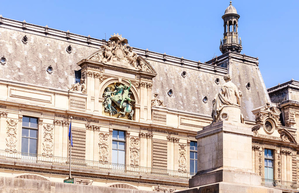 Fragment of the  Louvre museum facade and Seine Statue on Pont d - Foto, Imagen