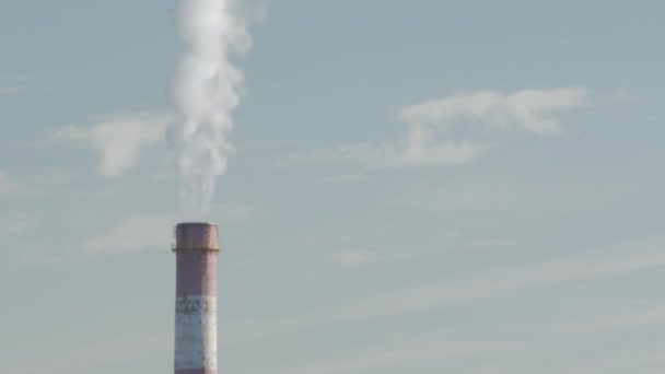 Endüstriyel Hava kirliliği. Zaman atlamalı bir santral hava kirletici sigara bacaları - Video, Çekim