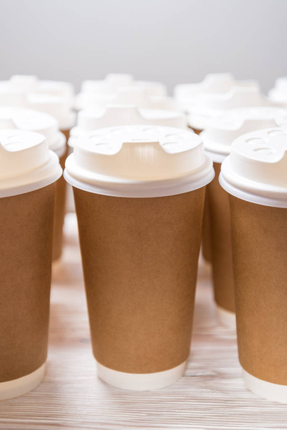 Montón de tazas de café desechables
 - Foto, Imagen