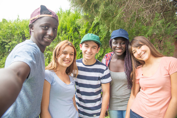 Gruppe ethnischer Teenager macht Selfie mit Spaß im Park - Foto, Bild