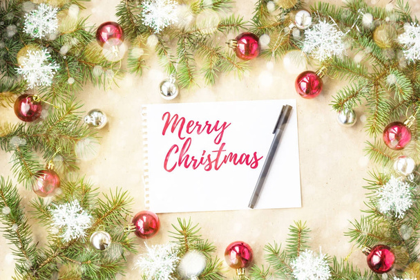 Vrolijk Kerstmis en Nieuwjaar typografische op vakantie achtergrond met Xmas decoratie, tak van de zilverspar boom en sneeuw - Foto, afbeelding
