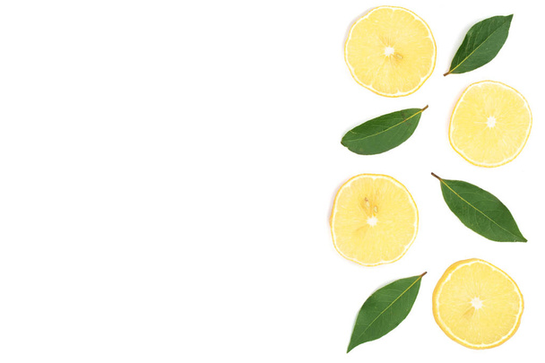 Кусочки лимона с листьями изолированы на белом фоне с копировальным пространством для текста. Плоский, вид сверху
 - Фото, изображение