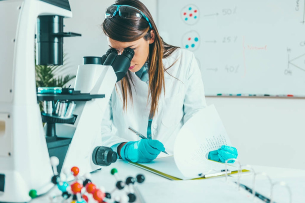 Cientista feminina pesquisando amostras em laboratório
 - Foto, Imagem