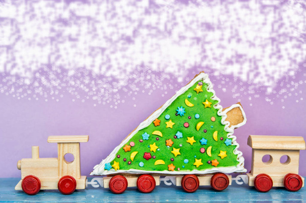 Noel ağacına oyuncak tren. tatil Gingerbread çerezleri. Neşeli Noel ve mutlu yeni yıl kartı kutlama kartı - Fotoğraf, Görsel
