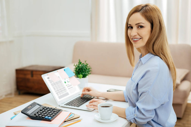 Inspired businesswoman working from home - Foto, imagen