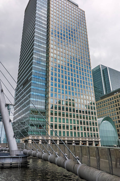LONDON, ENGLAND - JUNE 17 2016: Business building and skyscraper in Canary Wharf, London, England, Great Britain - Valokuva, kuva