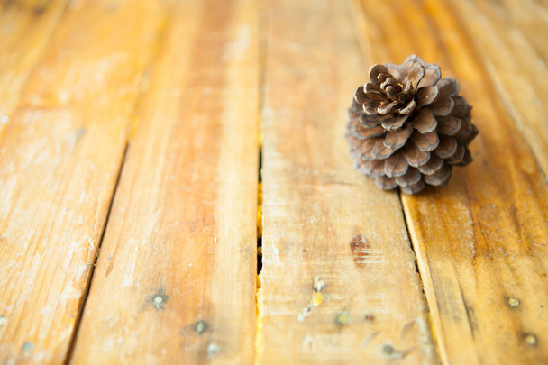 Cônes de pin sur fond de bois
 - Photo, image