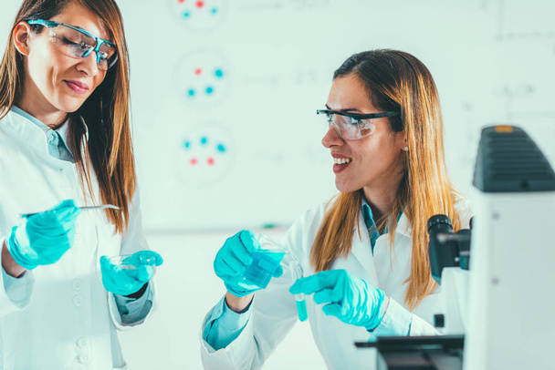 Femmes scientifiques travaillant en laboratoire
 - Photo, image