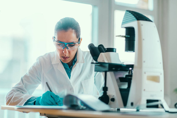 Científica femenina trabajando en laboratorio - Foto, Imagen